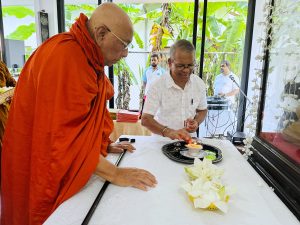 Sitagu Sayadaw Ashin Nyanissara and Emeritus Prof. Asanga Tilakaratne light the oil lamp